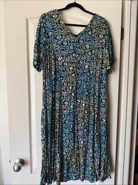 Blue Ginger Women’s V-Neck Floral Midi dress with pockets.